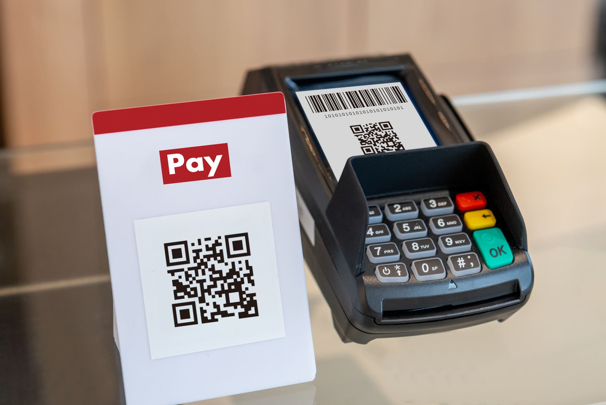 PayPayやQRコード決済を表現する、決済端末とQRコードカード